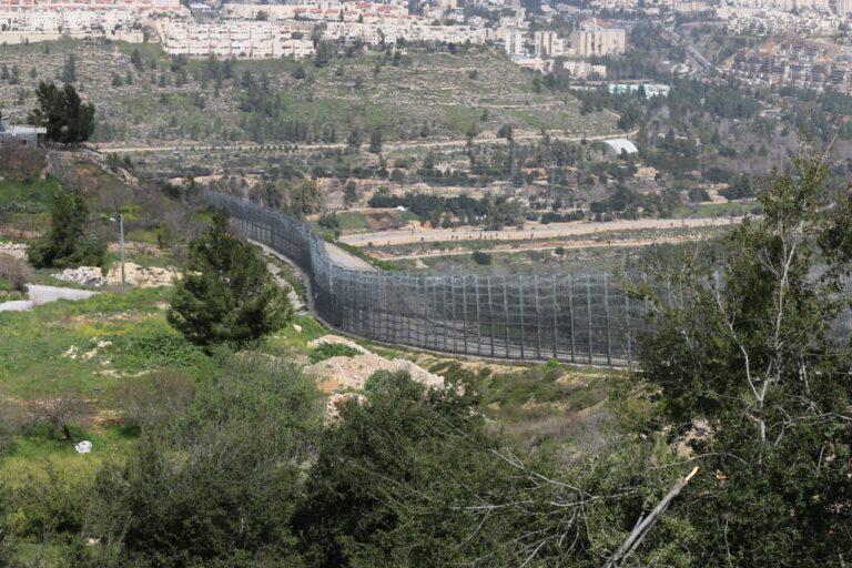 Vue depuis Al-Walaja, village palestinien entièrement encerclé par la barrière et le mur construit par Israël au début des années 2000. © Ahmad Al-Bazz / NRC