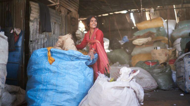 Portrait d'une collectrice de déchets à Katmandou au Népal. 2024. © Christophe Da Silva pour Médecins du Monde