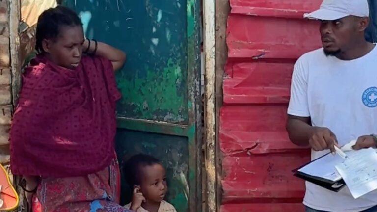 Dans les bidonvilles des hauteurs de Mayotte, un membre de l'équipe de Médecins du Monde à la rencontre des populations les plus éloignées. © MdM