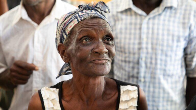 Une femme à la clinique mobile d'Almande, (juste au nord de Petit Goâve), à deux heures de la route principale, en haut d'une route escarpée et rocailleuse.