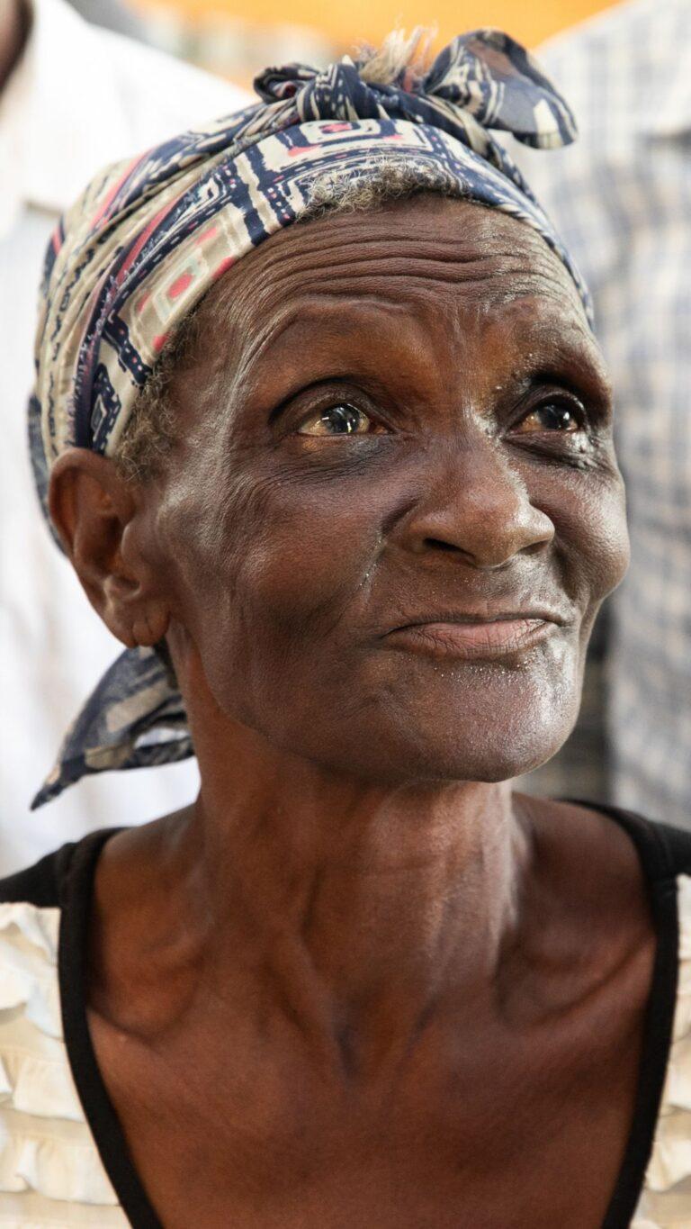 Une femme à la clinique mobile d'Almande, (juste au nord de Petit Goâve), à deux heures de la route principale, en haut d'une route escarpée et rocailleuse.