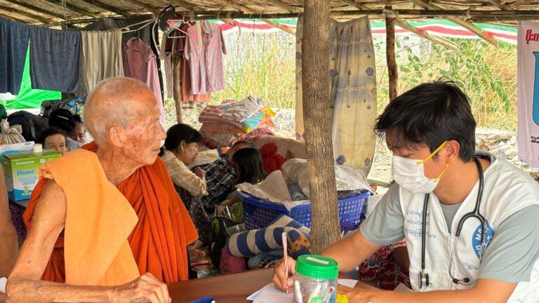 Myanmar (anciennement Birmanie) | Clinique mobile dans un township de Mandalay - Équipe médicale et médecins fournissant des soins médicaux essentiels. MdM